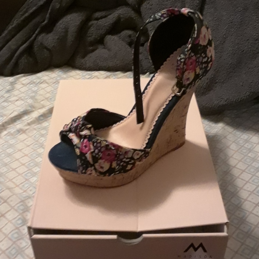Floral print wedges